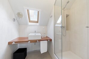Bathroom - Downtown Funchal Apartments 4A P. Ruivo by An Island Apart (Funchal)