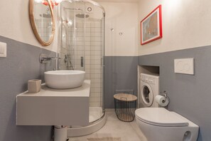 Shower, hair dryer, bidet, towels
