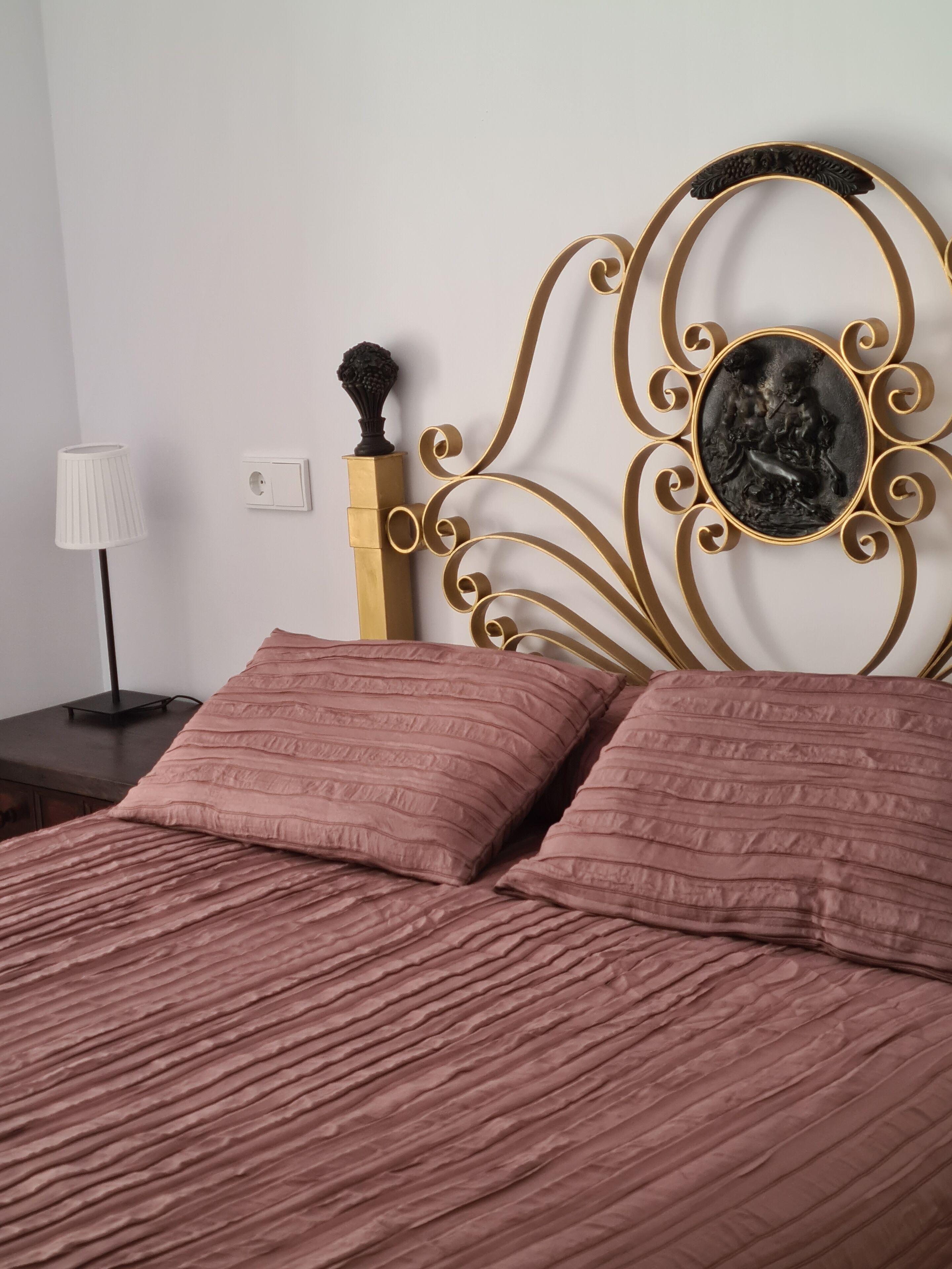 2 slaapkamers, geluiddichte muren, een strijkplank/strijkijzer, wifi