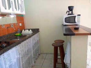 Kühlschrank, Mikrowelle, Herdplatte, Wasserkocher mit Kaffee-/Teezubehör