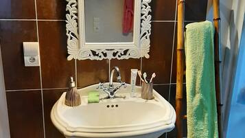 Sèche-cheveux, papier toilette