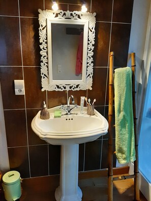 Sèche-cheveux, papier toilette