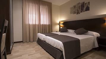 Habitación con 2 camas individuales, vistas a la montaña | Ropa de cama de alta calidad y edredones de plumas