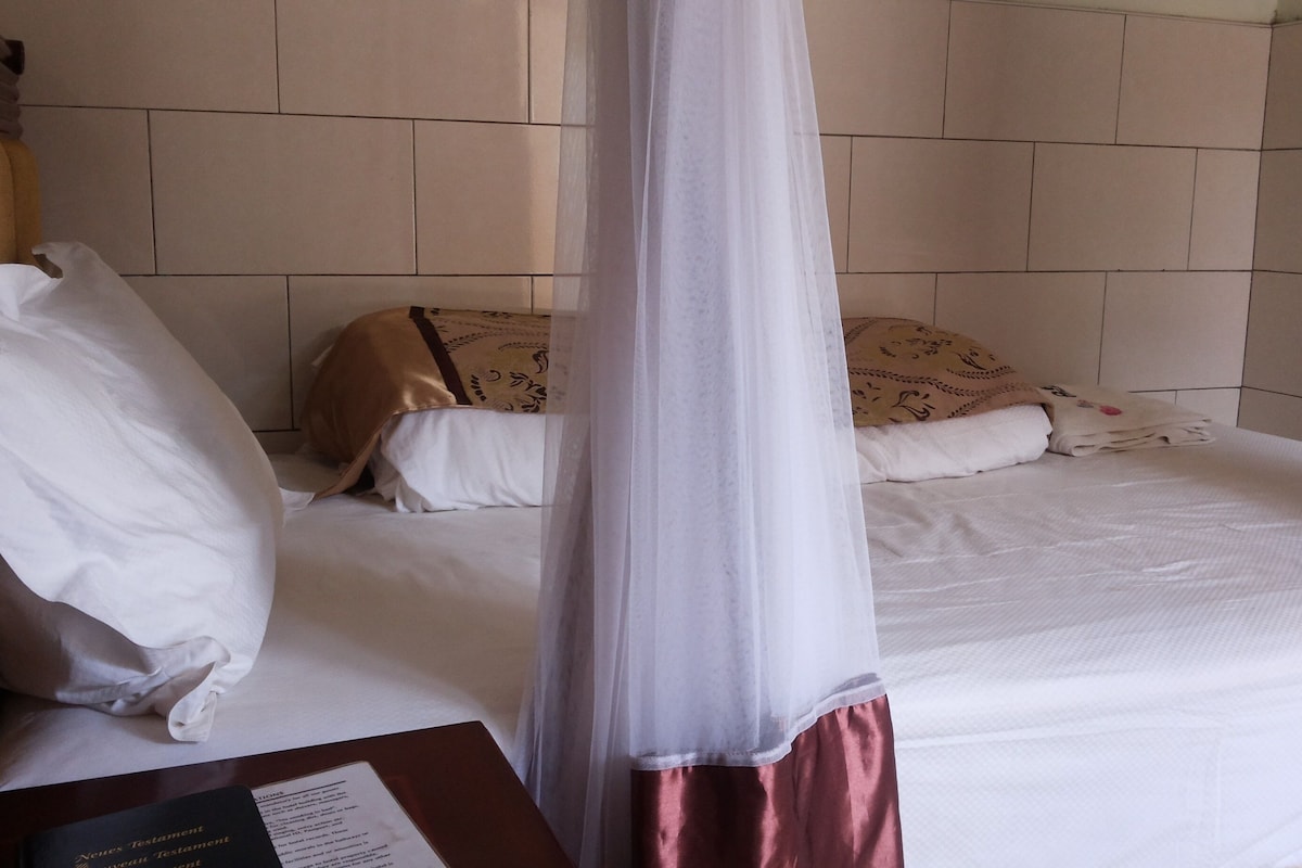 Desk, soundproofing, free WiFi, bed sheets