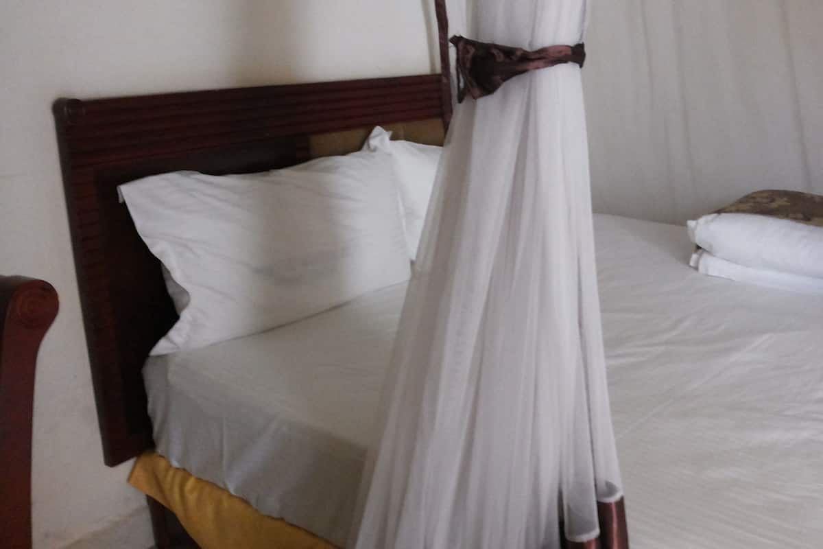 Escritorio, sistema de insonorización, wifi gratis y ropa de cama
