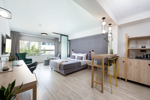 Executive Double Room | Premium bedding, Tempur-Pedic beds, in-room safe, desk - Enattica Suites (Athens)