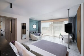 Superior suite | Luxe beddengoed, Tempur Pedic-bedden, een kluis op de kamer, een bureau