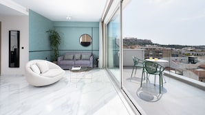 Maste Suite Acropolis View | أغطية فراش متميزة وأسرّة تيمبور بديك وخزنة  داخل الغرفة ومكتب