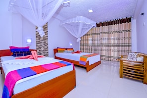 Habitación triple Deluxe | Caja fuerte, decoración individual, mobiliario individual y escritorio