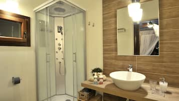 Douche, sĂšche-cheveux, bidet, serviettes fournies