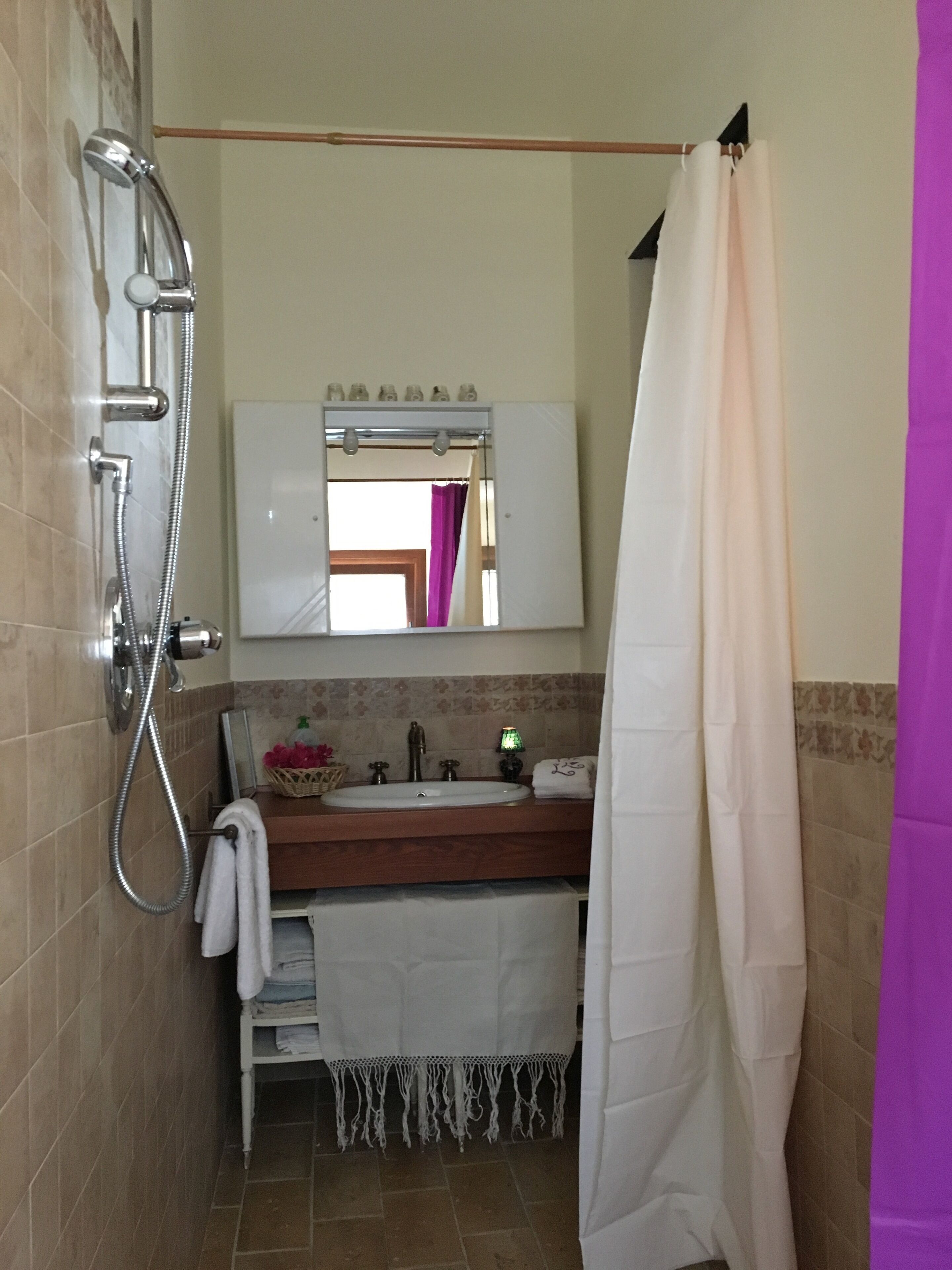 Doccia, asciugacapelli, bidet, asciugamani