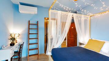 Une chambre à coucher avec un lit, un bureau, une chaise, une échelle et une porte.