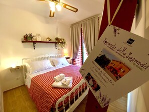 Habitación doble romántica | Edredón, decoración personalizada, cortinas blackout y wifi gratis