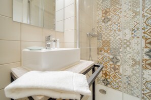 Dusche, Haartrockner, Handtücher, Seife