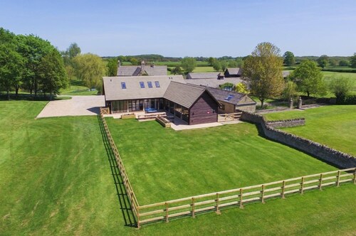The Cotswold Manor Court, Exclusive Hot Tub, Games Barn, 70 acres of Parkland