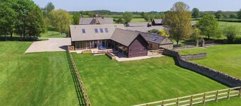 The Cotswold Manor Court, Exclusive Hot Tub, Games Barn, 70 dekar med Parkland