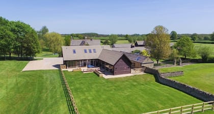 The Cotswold Manor Court, Exclusive Hot Tub, Games Barn, 70 acres of Parkland