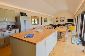 Private kitchen - The Cotswold Manor Court, Exclusive Hot Tub, Games Barn, 70 acres of Parkland (Bampton)