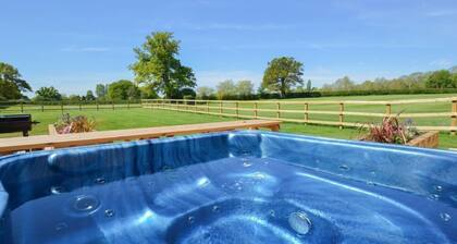 The Cotswold Manor Court, Exclusive Hot Tub, Games Barn, 70 acres of Parkland