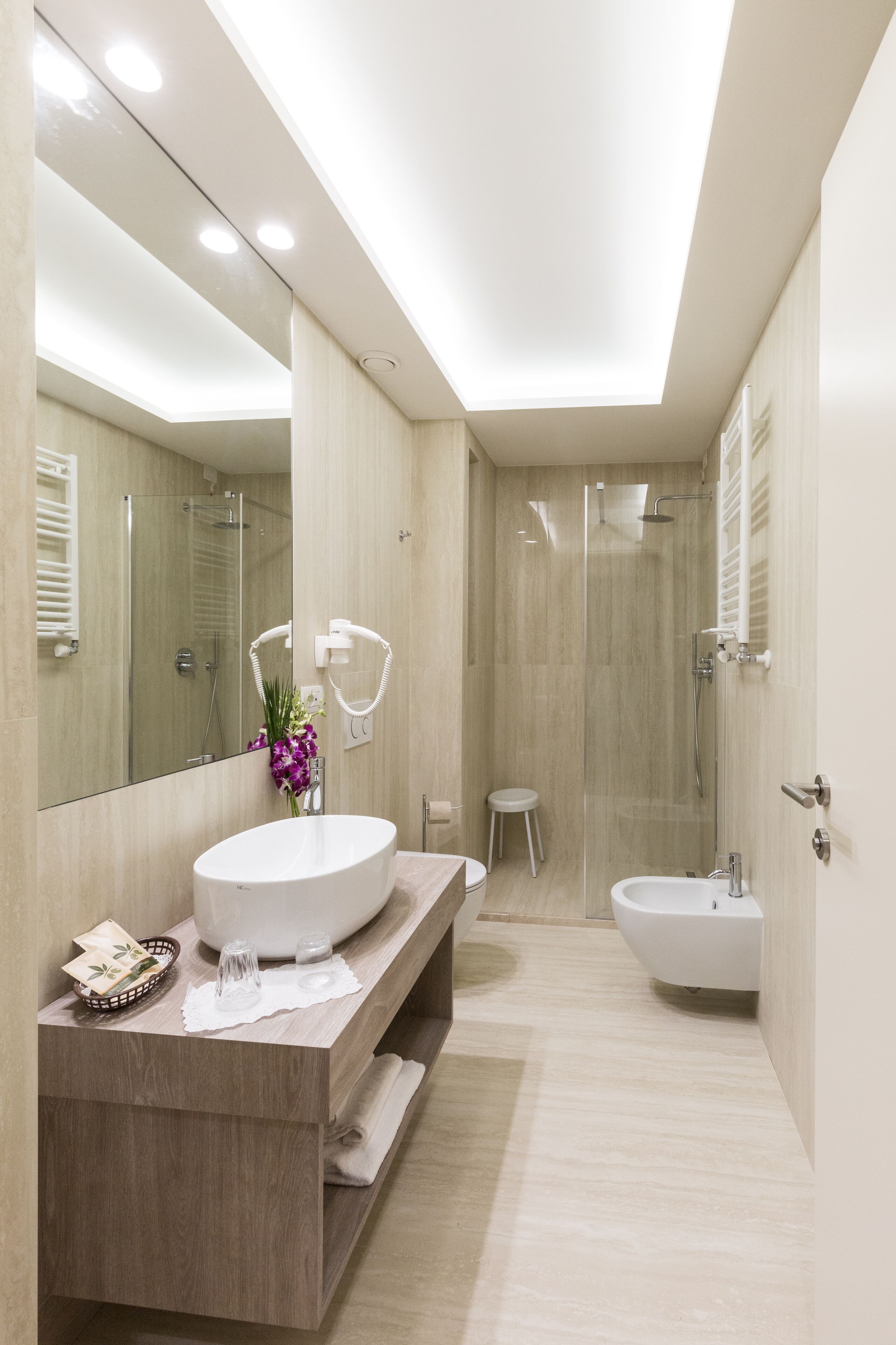 Phòng đôi Superior (Grand Tour Eleganza Vista Parco) | Phòng tắm | Buồng tắm vòi sen, vòi sen phun mưa, đồ dùng nhà tắm miễn phí 