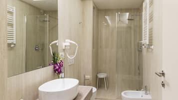Superior Double Room (Grand Tour Eleganza Vista Parco) | Bathroom | Shower, rainfall showerhead, free toiletries, hair dryer