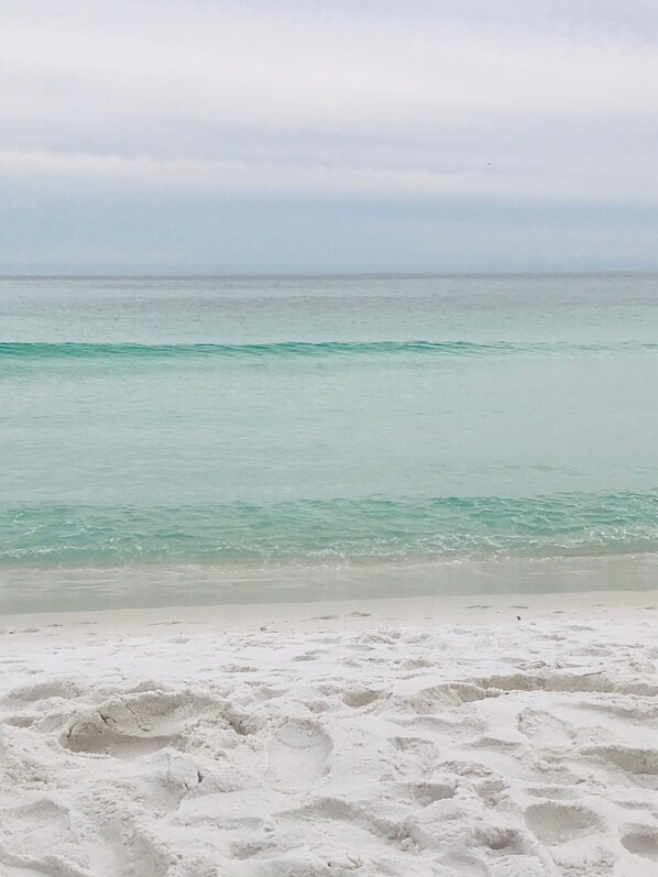 在海滩、沙滩椅、沙滩毛巾