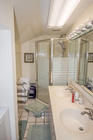Combined shower/bathtub, hair dryer, towels, soap - Cozy beach townhouse within walking distance to the beach. (Miramar Beach)