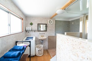 Casa, para no fumadores, Terraza (Private Vacation Home) | Baño | Regadera, regadera tipo lluvia, amenidades de baño gratuitas 