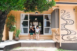 Vista frontal de la propiedad