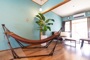 独立别墅, 无烟房, 露台 (Private Vacation Home) | 起居区 | 平板电视、DVD 播放器