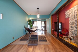 独立别墅, 无烟房, 露台 (Private Vacation Home) | 起居区 | 平板电视、DVD 播放器