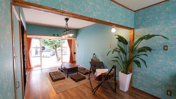Private Vacation Home | Living room | Flat-screen TV, DVD player