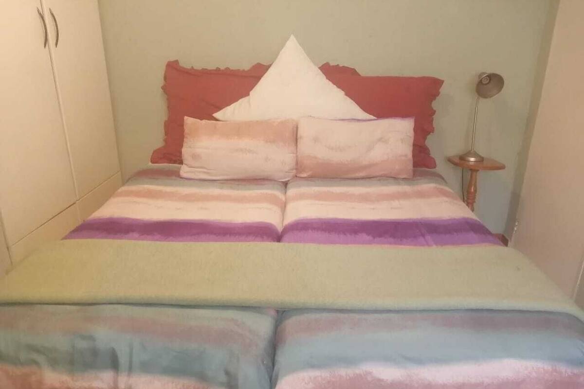 Habitación Deluxe con 2 camas individuales | Tabla de planchar con plancha, wifi gratis y ropa de cama