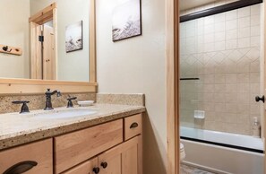 Combined shower/bathtub, hair dryer, towels - Western Slopes 18-Close to Canyon Lodge-completely remodeled & garage parking (Mammoth Lakes)