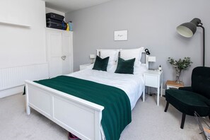 2 soverom, strykejern/-brett og sengetøy