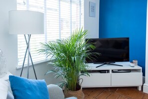 TV, fireplace, Netflix, streaming services - Cosy and Family-friendly Home in Greater Manchester (Stockport)