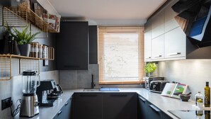 Appartement (3 Bedrooms) | Cuisine privée | Réfrigérateur, micro-ondes, four