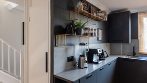 Appartement (3 Bedrooms) | Cuisine privée | Réfrigérateur, micro-ondes, four