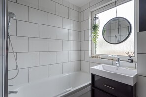 Apartment (3 Bedrooms) | Bathroom | Towels