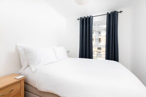 2 chambres, fer et planche à repasser, literie fournie
