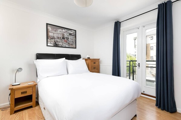 2 bedrooms, iron/ironing board, bed sheets - Modern 2 Bed, for up to 4, Excel/city Airport (London)