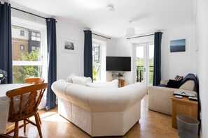 TV - Modern 2 Bed, for up to 4, Excel/city Airport (London)