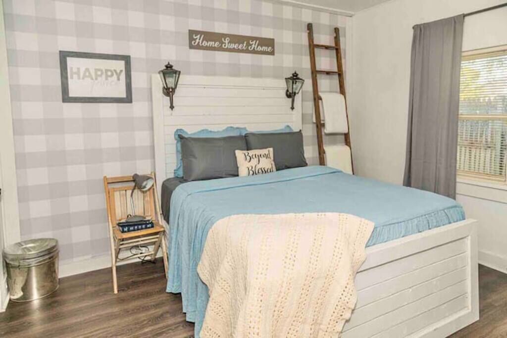 Vintage Farmhouse - Unit A - Located off I-40*