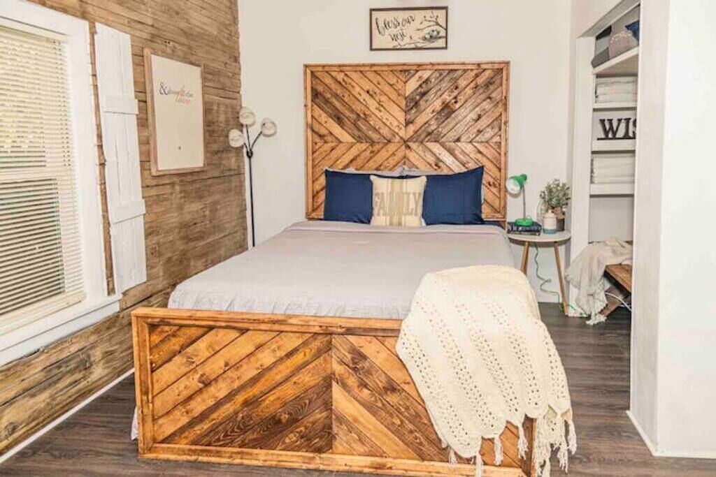Vintage Farmhouse - Unit A - Located off I-40*