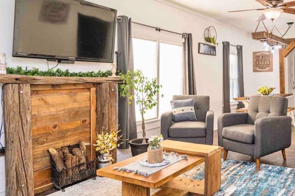 Vintage Farmhouse - Unit A - Located off I-40*