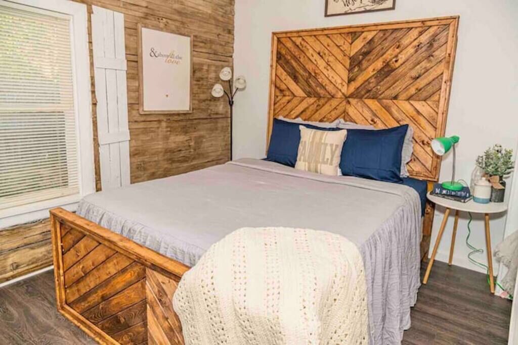 Vintage Farmhouse - Unit A - Located off I-40*