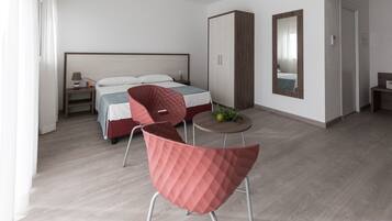 Monolocale Classic | Biancheria da letto di alta qualità, una scrivania, postazione laptop