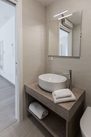 Estudio superior | Baño | Regadera, regadera tipo lluvia, bidet, toallas 