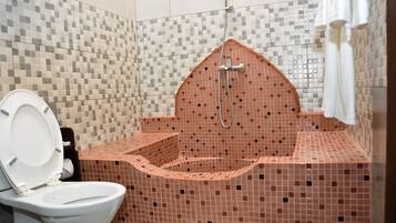Chambre Double Standard | Salle de bain | Douche, sĂšche-cheveux, serviettes fournies, savon