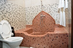 Kahden hengen standard-huone | Kylpyhuone | Suihku, hiustenkuivaaja, pyyhkeet, saippua